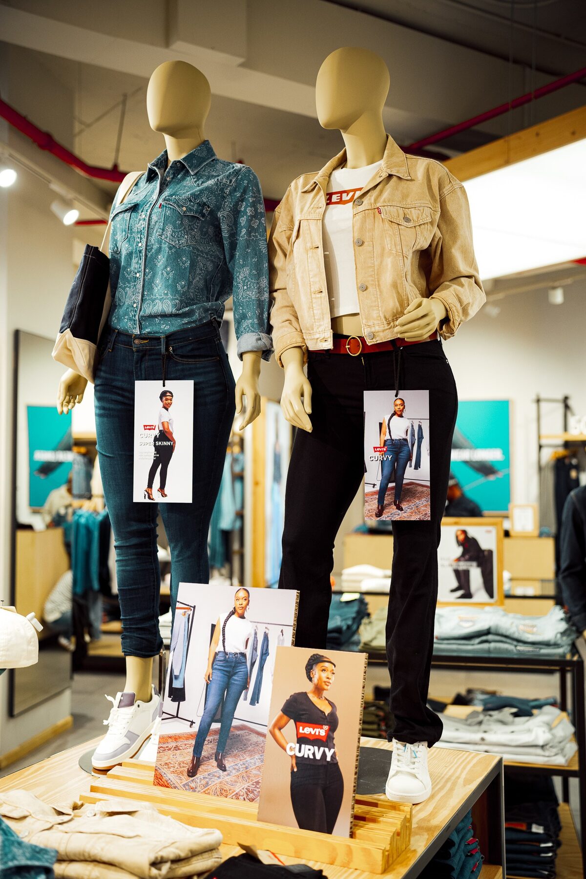 Two female mannequins presenting Levi's Curvy denim in store