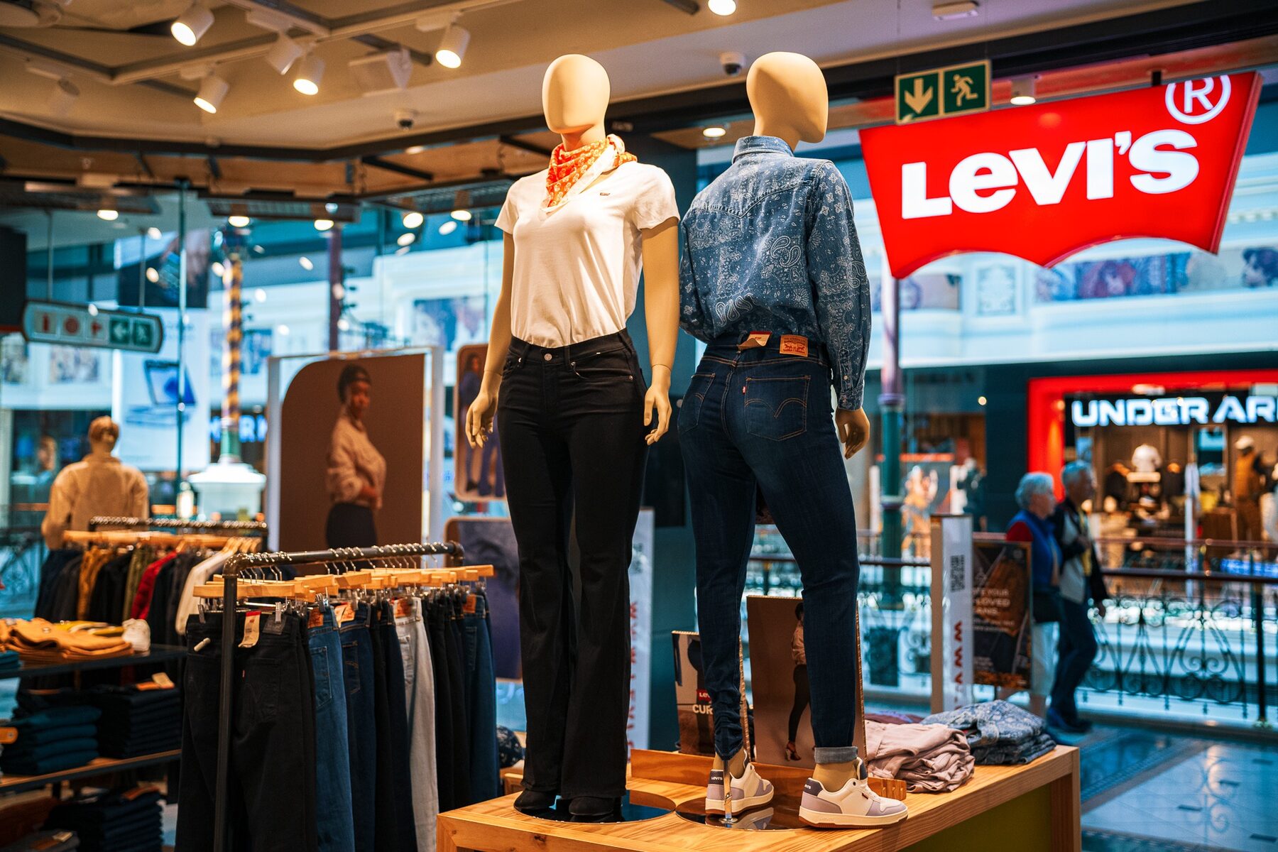A pair of Levi's mannequins presenting black and blue denim