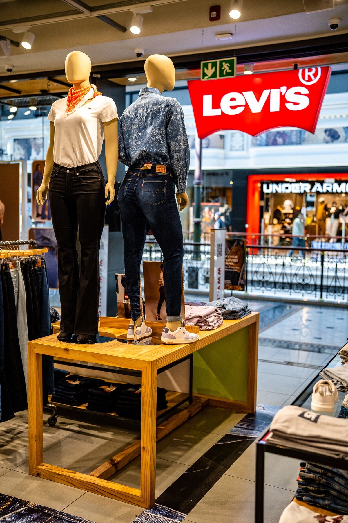 Two female mannequins presenting Levi's denim beside the store sign